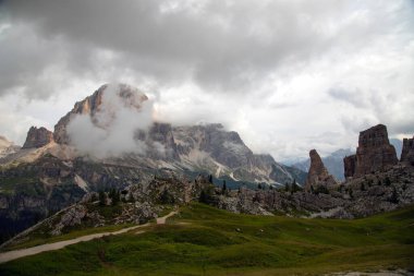 Dolomite Alplerinde Majestic Cinque Torri. Şaşırtıcı doğa manzarası arka planı. 