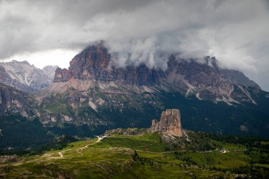 Dolomite Alplerinde Majestic Cinque Torri. Şaşırtıcı doğa manzarası arka planı. 
