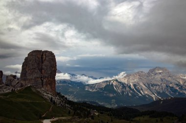 Dolomite Alplerinde Majestic Cinque Torri. Şaşırtıcı doğa manzarası arka planı. 