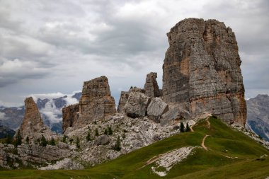 Dolomite Alplerinde Majestic Cinque Torri. Şaşırtıcı doğa manzarası arka planı. 