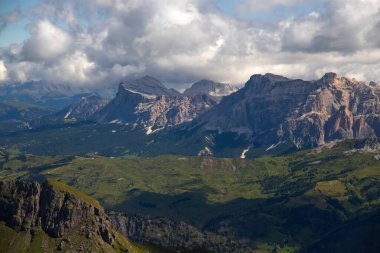 Marmolada Dağı 'ndan Valparella Geçidi' ne ve Le Tofane, La Varella ve Cima Dieci 'nin tepelerine bakın. İtalya 'da Dolomitler.