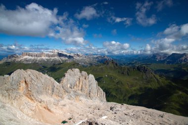 İtalya 'nın güneyindeki Marmolada' dan Sella grubunun panoramik görüntüsü.