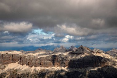 Dolomite Alpleri 'nde fantastik dramatik manzara. İtalya. Harika doğa manzarası..