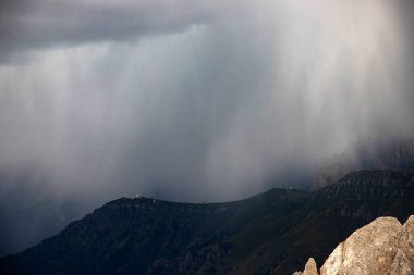 Sassolungo ve Sella grubunun panoramik görüntüsü İtalyan Dolomite 'sinde yaz fırtınasında Güney Tyrol, İtalya Marmolada' dan.