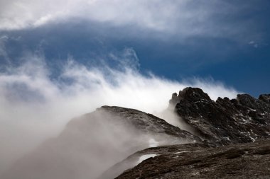 Marmolada dağının kayaları yaz sisinde, Dolomitler, İtalya.