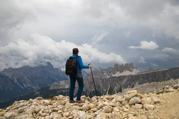 Mulher Trekker Com Mochila Colina Desfrutando Vista Pitoresca Dos Alpes — Fotografia de Stock