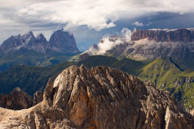 İtalya 'nın güneyindeki Marmolada' dan Sassolungo ve Sella grubunun panoramik görüntüsü.