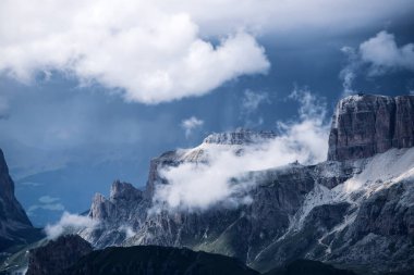 İtalya 'nın güneyindeki Marmolada' dan gelen İtalyan Dolomite 'ları dramatik fırtınalı gökyüzü ve sisli Sella grubunun panoramik görüntüsü.