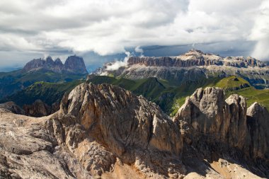 İtalya 'nın güneyindeki Marmolada' dan Sassolungo ve Sella grubunun panoramik görüntüsü.