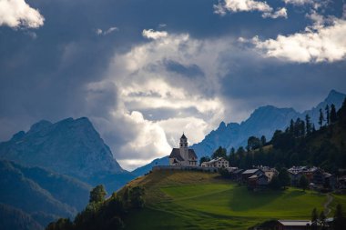 Rocca Pietore köyü yakınlarındaki güzel İtalyan dolomitleri manzarası, Dolomitler, İtalya, Avrupa