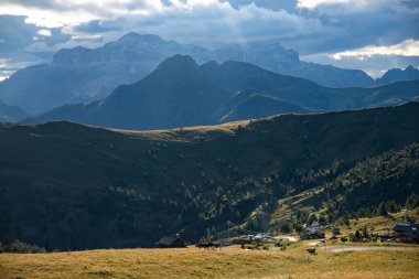 Dramatik gökyüzü ile Dolomitler Alpleri 'nde fantastik dramatik bir manzara. İtalya. Harika doğa manzarası..