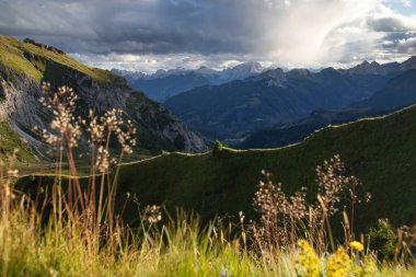 Dramatik gökyüzü ile Dolomitler Alpleri 'nde fantastik dramatik bir manzara. İtalya. Harika doğa manzarası..