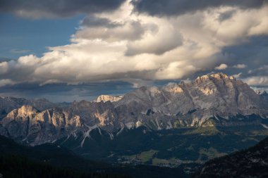 Dramatik gökyüzü ile Dolomitler Alpleri 'nde fantastik dramatik bir manzara. İtalya. Harika doğa manzarası..
