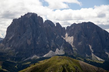 Güneşli bir yaz gününde Seceda zirvesinden Ünlü Odle tepelerine.