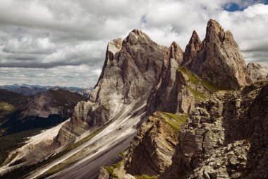 Dolomite Alpleri 'nin muhteşem manzarası. Odle dağ sırası, Dolomites Alplerinde Seceda zirvesi, Güney Tyrol, İtalya, Avrupa. 
