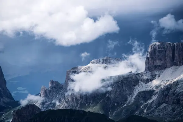 Panoramatický Pohled Skupinu Sella Dramatickou Bouřlivou Oblohou Mlhou Italském Dolomitu — Stock fotografie