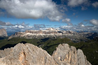 Piz Boe 'nun panoramik görüntüsü, İtalya' nın güneyindeki Marmolada bölgesindeki Sella Grubu 'nun en yüksek dağı..