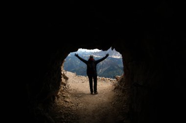 Genç bir kadın fırtınalı bir yaz gününde Marmolada dağında Dolomitler 'de yürüyüş yapıyor..