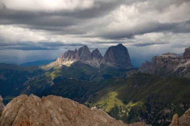 Langkofel grubunun panoramik görüntüsü veya İtalyan Dolomite grubunun Güney Tyrol, İtalya Marmolada 'dan Sassolungo grubu.