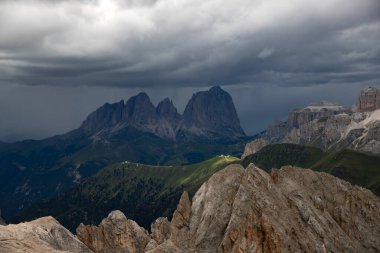 Langkofel grubunun panoramik görüntüsü veya İtalyan Dolomite grubunun Güney Tyrol, İtalya Marmolada 'dan Sassolungo grubu.