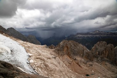 Sassolungo ve Sella grubunun panoramik görüntüsü İtalyan Dolomite 'sinde yaz fırtınasında Güney Tyrol, İtalya Marmolada' dan.