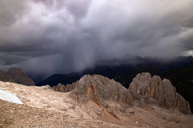 Sassolungo ve Sella grubunun panoramik görüntüsü İtalyan Dolomite 'sinde yaz fırtınasında Güney Tyrol, İtalya Marmolada' dan.
