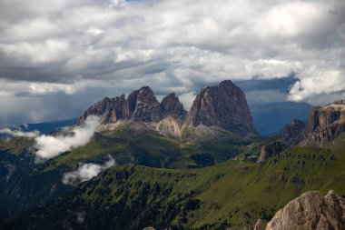 Langkofel grubunun panoramik görüntüsü veya İtalyan Dolomite grubunun Güney Tyrol, İtalya Marmolada 'dan Sassolungo grubu.