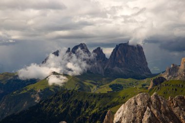 Langkofel grubunun panoramik görüntüsü veya İtalyan Dolomite grubunun Güney Tyrol, İtalya Marmolada 'dan Sassolungo grubu.