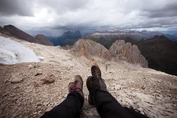 Pernas Viajante Sentado Alto Cume Montanha Dolomite Montanhas Itália Conceito — Fotografia de Stock