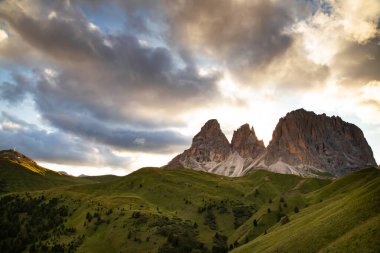 Langkofel grubunun panoramik görüntüsü veya İtalyan Dolomite grubunun Güney Tyrol, İtalya Marmolada 'dan Sassolungo grubu.