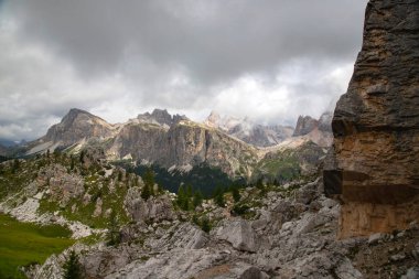 Dolomite Alplerinde Majestic Cinque Torri. Şaşırtıcı doğa manzarası arka planı. 