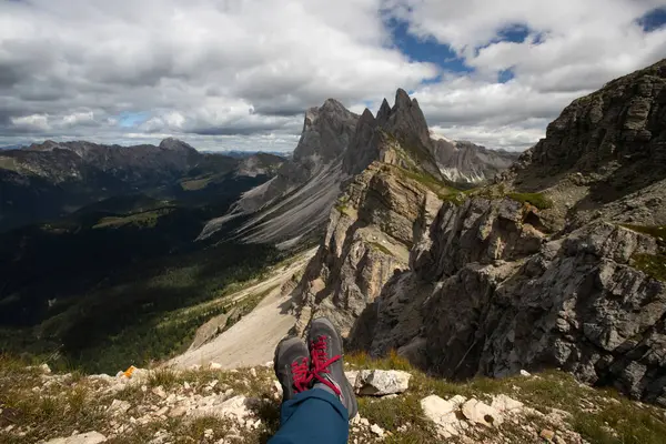 Pernas Viajante Sentado Alto Cume Montanha Seceda Dolomite Montanhas Itália — Fotografia de Stock
