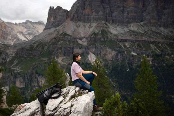 Mulher Trekker Com Mochila Colina Desfrutando Vista Pitoresca Dos Alpes — Fotografia de Stock