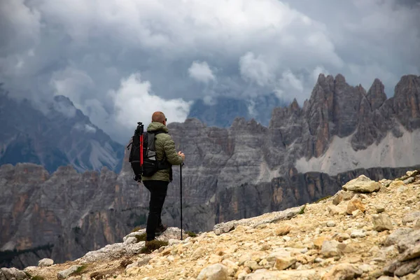 Homem Trekker Com Mochila Colina Desfrutando Vista Pitoresca Dolomite Alpes — Fotografia de Stock