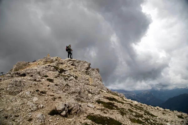 Homem Trekker Com Mochila Colina Desfrutando Pitoresca Vista Para Alpes — Fotografia de Stock