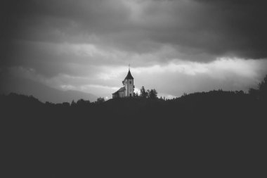 Jamnik, Slovenya. Jamnik Kilisesi, Kranj yakınlarındaki Kamnik-Savinja Alpleri 'nde 15. yüzyıldan kalma büyüleyici bir kilisedir..