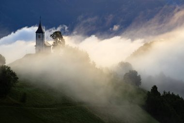 Jamnik, Slovenya. Jamnik Kilisesi, Kranj yakınlarındaki Kamnik-Savinja Alpleri 'nde 15. yüzyıldan kalma büyüleyici bir kilisedir..