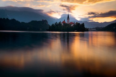 Slovenya Bled Gölü. Gün doğumu Bled Gölü 'nde ünlü Bled Adası ile