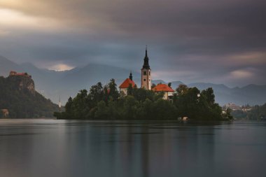 Slovenya Bled Gölü. Gün doğumu Bled Gölü 'nde ünlü Bled Adası ile