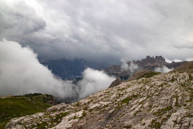 Croda da da Lago dağ zincirinin etkileyici manzarası Cima d 'Ambrizzola tepesi ve Lastoni di Formin dağ kitlesi Nuvolau sığınağı, Dolomitler, Güney Tirol, İtalya.