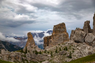 Dolomite Alplerinde Majestic Cinque Torri. Şaşırtıcı doğa manzarası arka planı. 