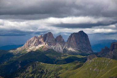 Langkofel grubunun panoramik görüntüsü veya İtalyan Dolomite grubunun Güney Tyrol, İtalya Marmolada 'dan Sassolungo grubu.
