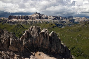 İtalya 'nın güneyindeki Marmolada' dan Sella grubunun panoramik görüntüsü.