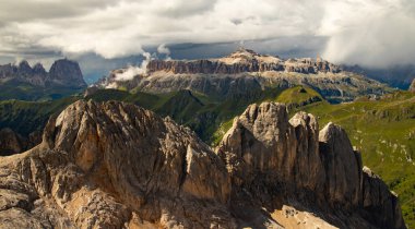 İtalya 'nın güneyindeki Marmolada' dan Sassolungo ve Sella grubunun panoramik görüntüsü.