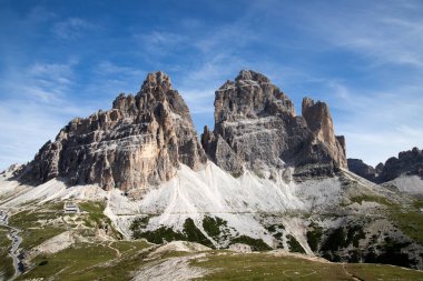 Yazın ünlü Tre Cime di Lavaredo. Alp Dağları manzarası. Dolomitler, Alpler, İtalya, Avrupa (Drei Zinnen)