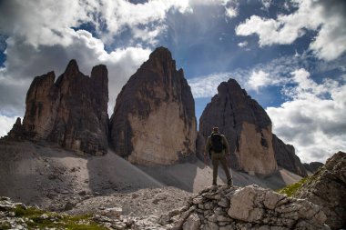 Dolomites, İtalya 'da Tre Cime di Lavaredo' nun etkileyici zirvelerinin çarpıcı güzelliğine hayran kalan bir yürüyüşçü..