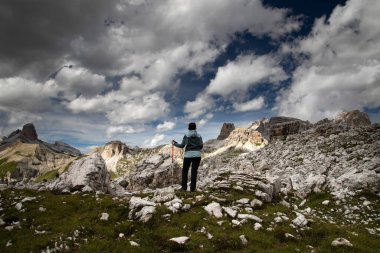 Dolomites, İtalya 'daki Tre Cime di Lavaredo Ulusal Parkı' ndaki etkileyici zirvelerin çarpıcı güzelliği ayakta duran ve hayran bırakan kadın yürüyüşçü..