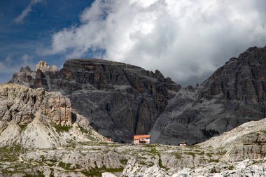 Tre Cime Di Lavaredo Ulusal Parkı 'ndaki güzel yaz manzarası. Dolomiti Alpleri 'ndeki Rifugio Locatelli' nin panoramik yaz manzarası, Güney Tyrol, İtalya, Avrupa. Seyahat konsepti arka planı.