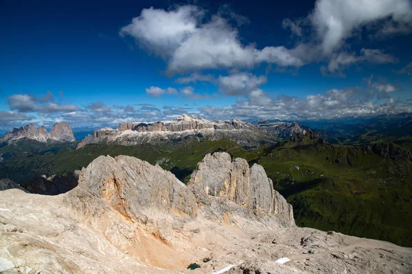 İtalya 'nın güneyindeki Marmolada' dan Piz Serauta ve Sella grubunun panoramik görüntüsü.