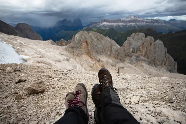 Pernas Viajante Sentado Alto Cume Montanha Dolomite Montanhas Itália Conceito — Fotografia de Stock